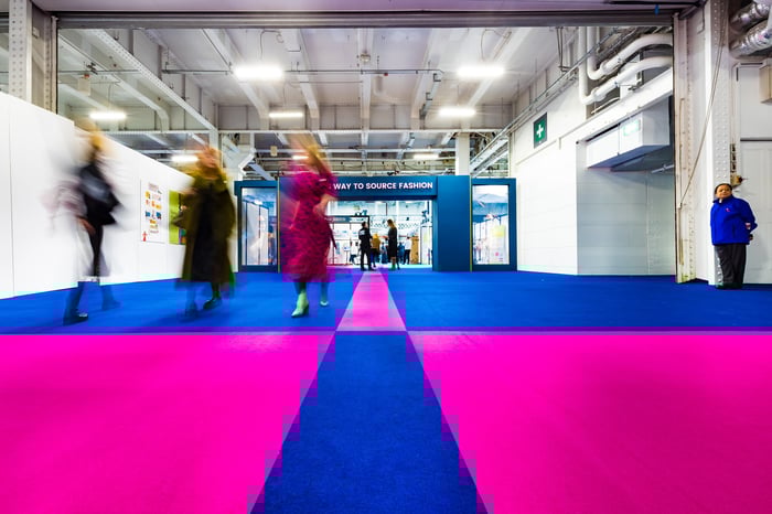 : Vibrant pink and blue exhibition carpet, delivered by GES on the show floor