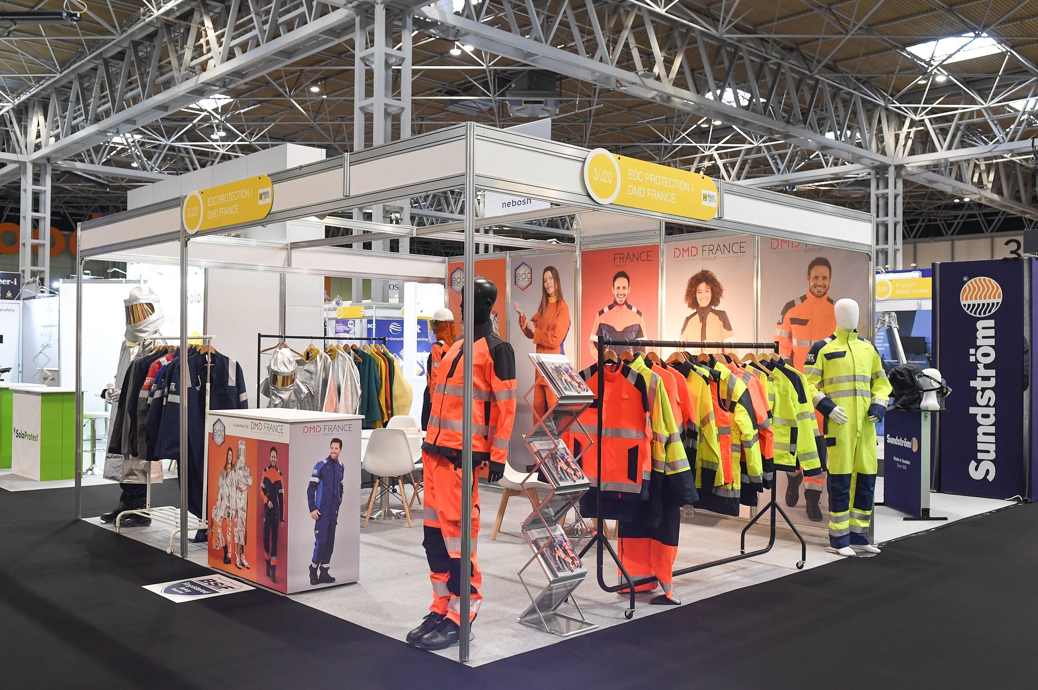 stand pré-équipé livré par GES et arborant le logo de l'exposant·e à l'occasion d'un événement