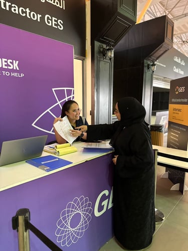 membre du service client de GES répondant aux besoins d'une exposante sur site